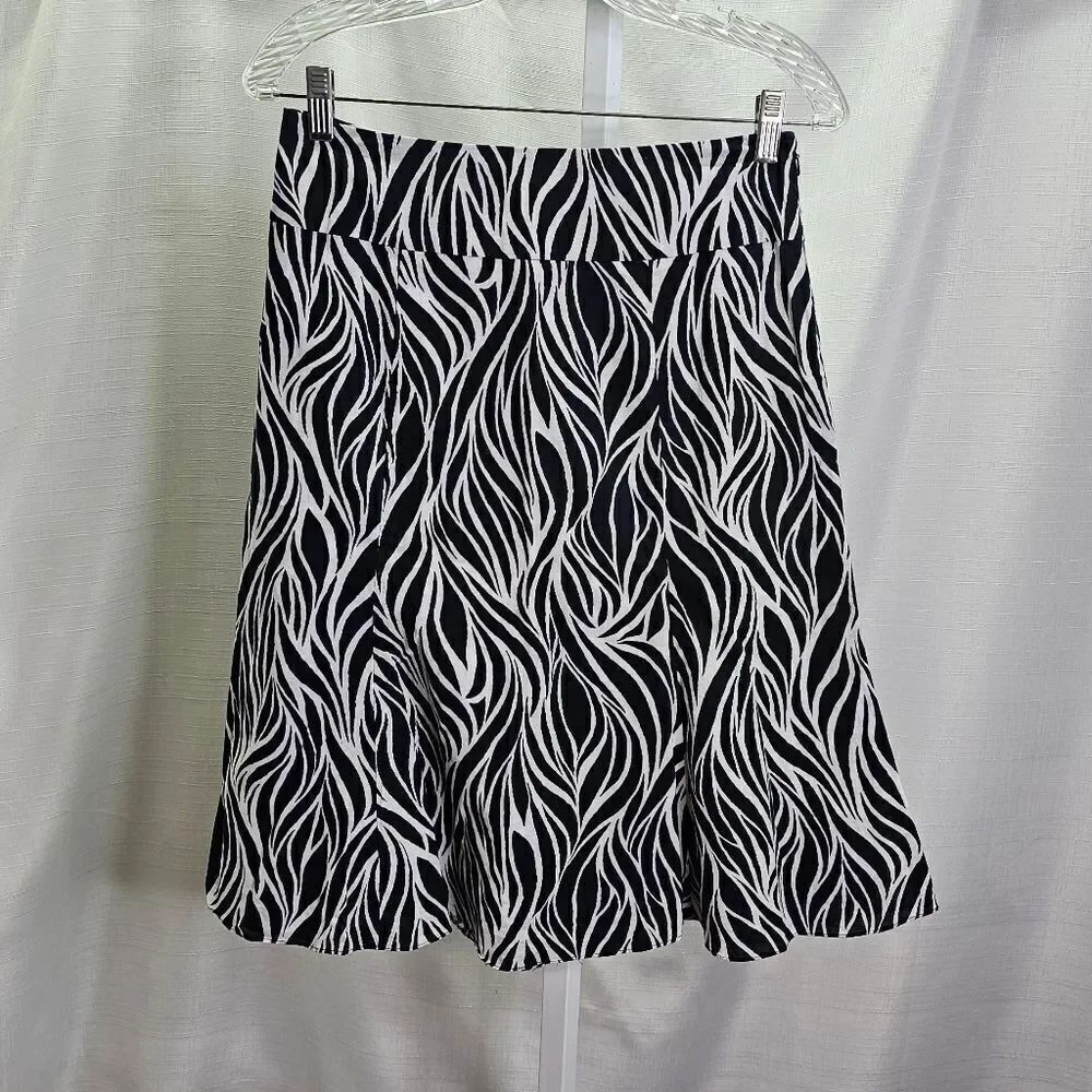 Jones Wear Studio Navy Blue and White Full Skirt Size 4P